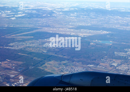 FRANKFURT, Deutschland - 20. Januar 2017: Blick durch Fenster Flugzeug Jet Flügel, Wingview über Schnee bedeckt Stadt Frankfurt Am Main, Flughafen FRAPORT im Hintergrund Stockfoto