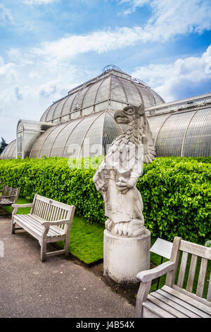 Vereinigtes Königreich, England, Kew Gardens in London Borough of Richmond nach Themse, The Queen Bestien, Anzeige der heraldischen Statuen auf das Palmenhaus Stockfoto