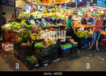 Frisches Obst und Gemüse Foodstall im Mercat de Sant Josep De La Boqueria, Barcelona Spanien. Stockfoto