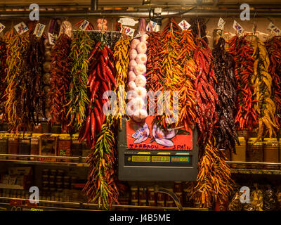 Ein Stall voller getrocknete Chili und andere Kräuter und Gewürze im Mercat de Sant Josep De La Boqueria, Barcelona Spanien. Stockfoto