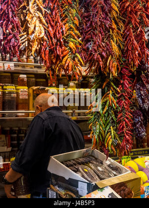 Ein Stall voller getrocknete Chili und andere Kräuter und Gewürze im Mercat de Sant Josep De La Boqueria, Barcelona Spanien. Stockfoto