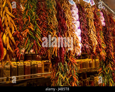 Ein Stall voller getrocknete Chili und andere Kräuter und Gewürze im Mercat de Sant Josep De La Boqueria, Barcelona Spanien. Stockfoto