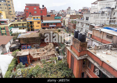 Innenhof mit Rückstand durch das Erdbeben in Thamel, Kathmandu, Nepal 2015 Links gestreut. Stockfoto