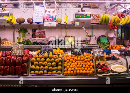 Frisches Obst und Gemüse Foodstall im Mercat de Sant Josep De La Boqueria, Barcelona Spanien. Stockfoto