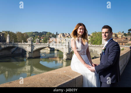 Braut und Bräutigam Hochzeit Posen am Ufer des Flusses Tiber, die auf der Suche, Rom, Italien Stockfoto