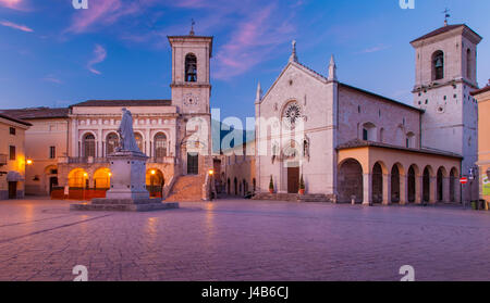 Twilight in Piazza San Benedetto mit Palazzo Comunale und Basilica di San Benedetto, Norcia, Umbrien, Italien Stockfoto