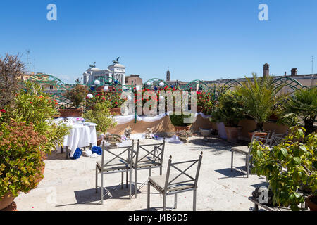 Hochzeit Dekoration, Tischdekoration, Blumen-Arrangements auf der Dachterrasse mit Blick auf Rom in den Hintergrund, Italien Stockfoto