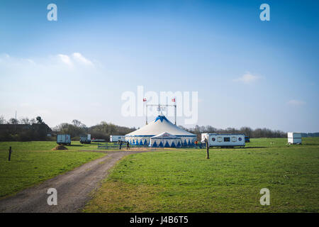 THEM, Dänemark - APRIL 9-2017: Circus Krone Einstellung ein Zelt auf einem Feld in ihnen mit einen Zaun zu schaffen Stockfoto