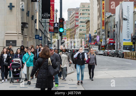 Menge von Menschen zu Fuß auf Sainte-Catherine Street in Montreal, Kanada. Rue Sainte-Catherine ist die primäre kommerziellen Arterie von Montreal. Stockfoto