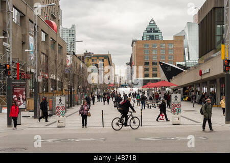 Menge von Menschen zu Fuß auf Sainte-Catherine Street in Montreal, Kanada. Rue Sainte-Catherine ist die primäre kommerziellen Arterie von Montreal. Stockfoto