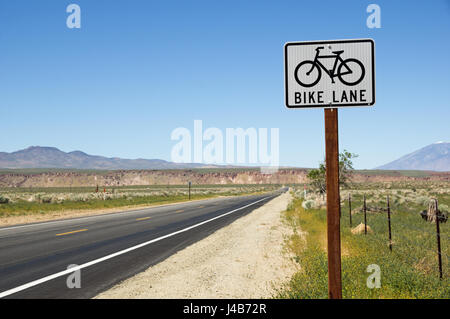 Radweg auf der Seite der geraden Straße auf dem Owens Valley Land unterzeichnen Stockfoto