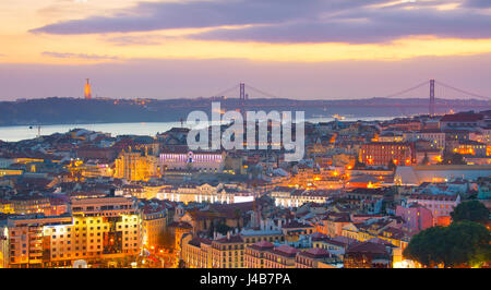 Panoramablick auf Lissabon in der Dämmerung. Portugal Stockfoto