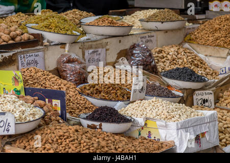 Verschiedenen Nüssen und Gewürzen auf dem Display auf dem Markt an Khari Baoli Straße in Neu-Delhi, Indien, Asiens größte Großhandel Gewürzmarkt. Stockfoto