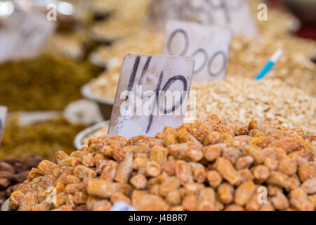 Verschiedenen Nüssen und Gewürzen auf dem Display auf dem Markt an Khari Baoli Straße in Neu-Delhi, Indien, Asiens größte Großhandel Gewürzmarkt. Stockfoto