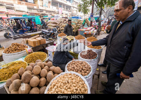 Verschiedenen Nüssen und getrockneten Früchten auf dem Display auf dem Markt an Khari Baoli Straße in Neu-Delhi, Indien, Asiens größte Großhandel Gewürzmarkt. Stockfoto