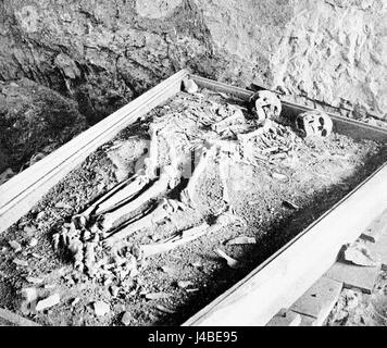 PSM V48 D030 Paleolithic Skelett entdeckt in einem Rochers Rouge cave 1892 Stockfoto