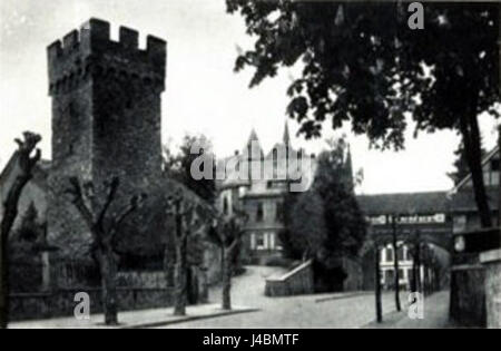 Dieses historische Foto zeigt den Roten Turm in Bensheim, Deutschland, aufgenommen 1904. Der Rote Turm ist ein mittelalterliches Wahrzeichen und symbolisiert die historische Architektur der townâ. Stockfoto
