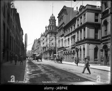 Dieses Foto zeigt die Pitt Street in Sydney mit Blick nach Süden von der Powerhouse Museum Collection. Das Bild fängt die geschäftige Stadtlandschaft mit Gebäuden und Straßen ein, die typisch für Sydneys Stadtbild sind. Stockfoto