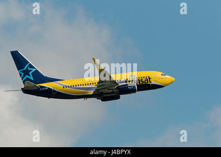 Air Transat Flugzeug Flugzeug Boeing 737 in der Luft nach nehmen ausziehen Vancouver International Airport Stockfoto