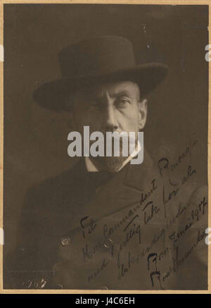 Roald Amundsen war ein norwegischer Entdecker, der für seine Leistungen in der Polarforschung bekannt war. Dieses Foto aus dem Jahr 1907 zeigt Amundsen, wahrscheinlich während seiner Vorbereitungen für die historische Reise zum Südpol, einen wichtigen Moment in seiner Erkundungskarriere. Stockfoto