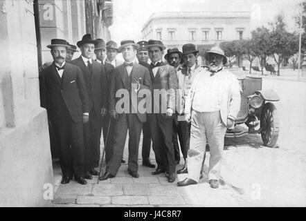 Eine Fotografie, die Journalisten während der Wahlen 1915 in Buenos Aires einnimmt und die Rolle der Presse im politischen Leben Argentiniens während des frühen 20. Jahrhunderts dokumentiert. Stockfoto