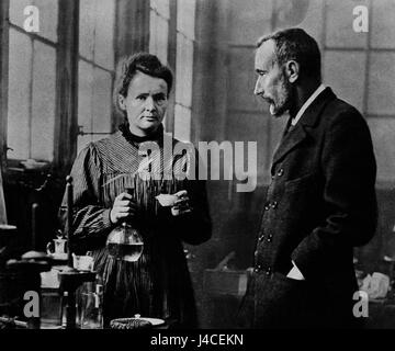 Dieses Porträt zeigt Marie Curie und Pierre Curie, die Pionierwissenschaftler, die für ihre bahnbrechenden Arbeiten im Bereich der Radioaktivität bekannt sind. Ihre Beiträge zur Wissenschaft revolutionierten den Bereich der Physik und Chemie. Stockfoto
