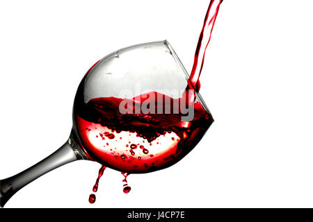 Flüssigkeit, Wasser, Kirsch Saft, Erdbeere Saft, rote Rotwein in ein Glas, Flüssigkeit in einem Lautsprecher, isoliert auf weißem Hintergrund Stockfoto
