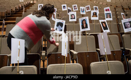 Ein Mitarbeiter verwendet „Heads on Sticks“, um die Blockierung der Kamera für die bevorstehenden Virgin TV British Academy Television Awards in der Royal Festival Hall in London zu überprüfen. Stockfoto