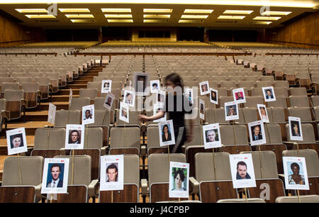 Ein Mitarbeiter verwendet „Heads on Sticks“, um die Blockierung der Kamera für die bevorstehenden Virgin TV British Academy Television Awards in der Royal Festival Hall in London zu überprüfen. Stockfoto