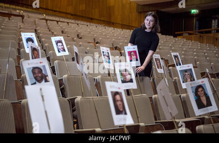 Ein Mitarbeiter verwendet „Heads on Sticks“, um die Blockierung der Kamera für die bevorstehenden Virgin TV British Academy Television Awards in der Royal Festival Hall in London zu überprüfen. Stockfoto