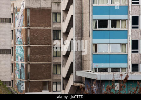 Große Graffiti Wandmalerei an der Seite eines mehrstöckigen Gebäudes in Bristol. Stockfoto