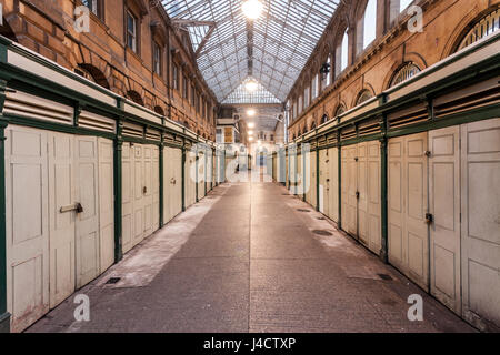 Ein Blick entlang der Stände unter der Glasgalerie, St Nicholas Market, Bristol. Stockfoto