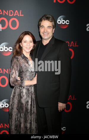 Leslie Urdang und Jon Tenney Teilnahme an ABCs "Skandal" 100. Episode Feier in Abb. & Olive in West Hollywood, Kalifornien.  Mitwirkende: Leslie Urdang, Jon Tenney Where: West Hollywood, Kalifornien, Vereinigte Staaten, wann: 10. April 2017 Kredit: Nicky Nelson/WENN.com Stockfoto
