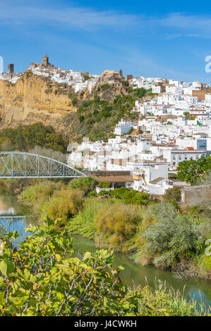 Stadt Arcos De La Frontera am Fluss Guadalete, weißen Dörfer Andalusiens, Pueblos Blancos, Provinz Cádiz, Spanien Stockfoto