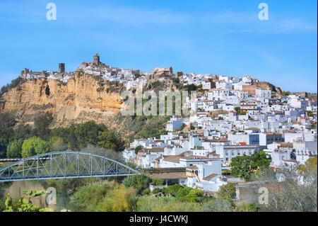 Stadt Arcos De La Frontera am Fluss Guadalete, weißen Dörfer Andalusiens, Pueblos Blancos, Provinz Cádiz, Spanien Stockfoto