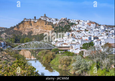 Stadt Arcos De La Frontera am Fluss Guadalete, weißen Dörfer Andalusiens, Pueblos Blancos, Provinz Cádiz, Spanien Stockfoto