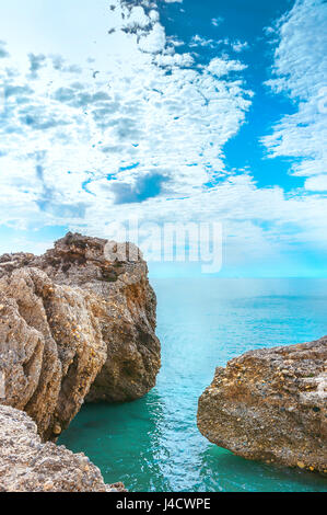 Felsen an der Küste Wellen reflektiert Sonnenstrahlen in klarem Wasser, Mittelmeer an der Costa Del Sol, Andalusien, Spanien Stockfoto