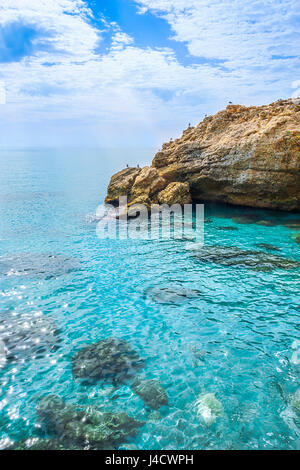 Felsen an der Küste Wellen reflektiert Sonnenstrahlen in klarem Wasser, Mittelmeer an der Costa Del Sol, Andalusien, Spanien Stockfoto