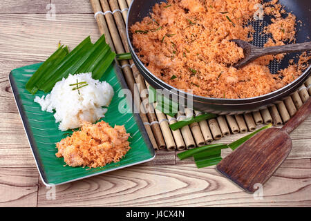 Klebreis in Kokosmilch mit gebratene geriebene Kokosnuss und Garnelen ist beliebtes Thai dessert Stockfoto