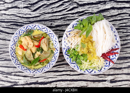 Beliebte thailändische Essen, Reisnudeln und grünen Hühnchen-Curry in Kokosmilch rufen Sie Kha Nom Jeen Kaeng Kai in Thai Thai Muster Gericht serviert auf Holz serviert Stockfoto