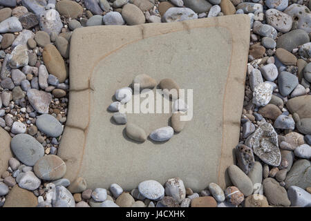 handgemachte Steinkreis auf Felsen am Strand Stockfoto