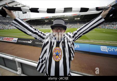 GEEIGNET NEWCASTLE FAN AHEAD OF NEWCASTLE UNITED FC V BARNSLEY ST JAMES PARK NEWCASTLE ENGLAND 7. Mai 2017 Stockfoto