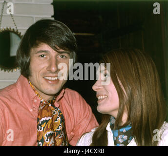 Österreichische Sänger und Songwriter Udo Jürgens mit seiner Frau Panja im Juni 1970. | weltweite Nutzung Stockfoto
