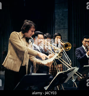 Österreichische Sänger und Songwriter Udo Jürgens bei einem Konzert in Sapporo (Japan) im Jahr 1972.  | weltweite Nutzung Stockfoto