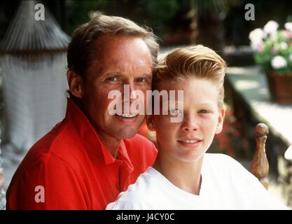 Peter Kraus Mit seit Sohn Michael (Geboren am 11. Mai 1973) Im Jahre 1988 in seit Ferienhaus am Luganer See. Bin 18.März Wird der Deutsche gerade, Schauspieler Und Entertainer Peter Kraus 65 Jahre alt Mit Songs Wie "Sugar Baby" Wurde Erin Höhle 50er Jahren Zum Teenager-Idol. Auch in Zahlreichen Filmen war er Damals Zu Sehen. Nach Dem Abklingen der Rock'n'Roll-Welle Wandte Sich Kraus Mehr Und Mehr Bühne Und Film Zu Und Produzierte TV-Shows heraus Bzw. Serien, u.a "Herzlichst Ihr Peter Kraus" Oder "Hallo Peter". Noch Immer ist der Star Darm Im Vorahnung. Mit Seiner Frau, äh sterben 1969 Erben Stockfoto