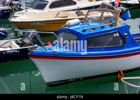 Gruppe von bunten Boote ankern in Dartmouth Innenhafen mit Reflexionen. Dartmouth, Devon, England. Stockfoto