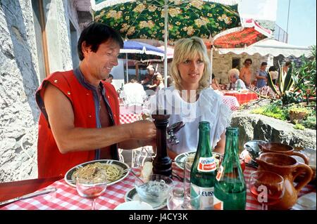 Österreichische Sänger und Songwriter Udo Jürgens mit seiner Freundin im Urlaub am Lago Maggiore (Italien) am 31. Juli 1984.  | weltweite Nutzung Stockfoto