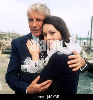 Österreichisch-niederländischen Sänger und Schauspieler Johannes Heesters mit Karin Dor am Filmset der "Hochzeit im Paradies" im Juni 1974 in Venedig (Italien). Er war einer der größten Filmstars der Nazi-besetzten Deutschland bis 1945. Der unpolitische Schauspieler wurde kritisiert für seine Filmrollen nach dem zweiten Weltkrieg, aber weiterhin in verschiedenen Low-Key Filmen gearbeitet.  | weltweite Nutzung Stockfoto