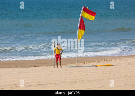 RNLI Rettungsschwimmer Errichtung Zeichen und Sicherheitsfahne am Strand von Bournemouth im Mai Stockfoto