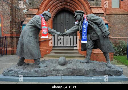 ANDY EDWARDS MEMORIAL STATUE W EVERTON V LIVERPOOL GOODISON PARK EVERTON ENGLAND 7. Februar 2015 Stockfoto